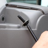 Unscrew the door handle bolt (Torx TX30)